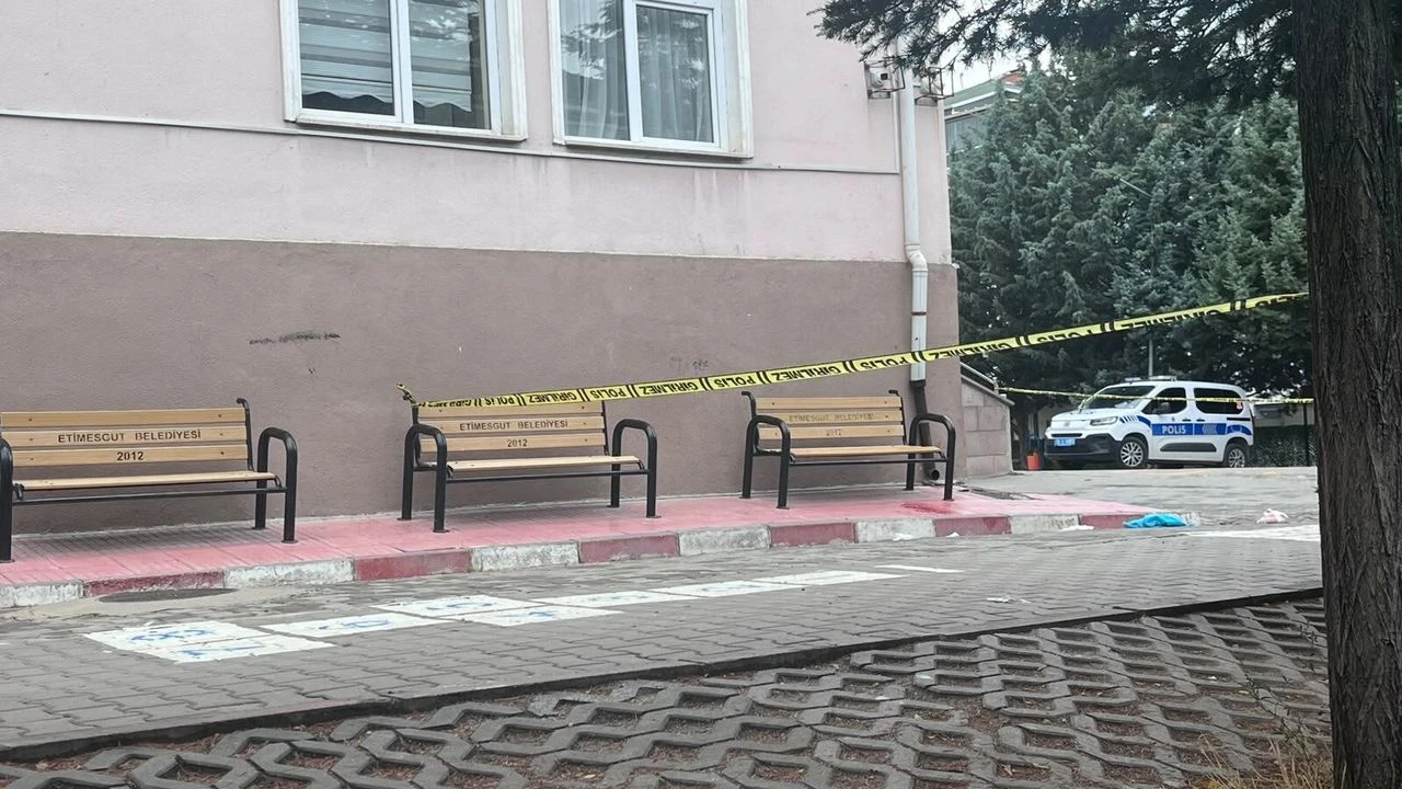 Boşanma aşamasındaki eşini okul bahçesinde bıçakla ağır yaraladı!