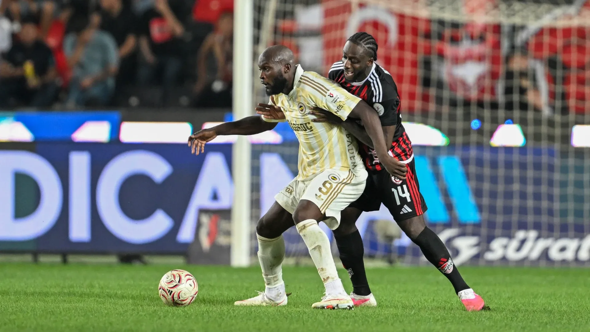 Eyüpspor dipteRakip Eyüpspor cephesinde de işler istenildiği gibi gitmiyor. Çıktığı 5 maçta 4 mağlubiyet ve 1 galibiyet alarak 17. sıraya demir atan eflatun-sarılı ekip, ligdeki tek galibiyetini 3. haftada 2-1'lik skorla Corendon Alanyaspor'a karşı elde ederken, sonrasındaki iki maçından da eli boş ayrıldı.