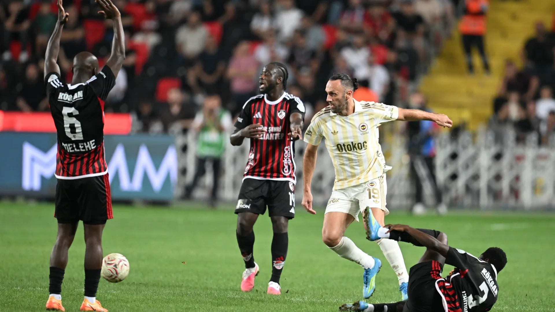 Fenerbahçe - Eyüpspor maçı saat kaçta? Hangi kanalda?Trendyol Süper Lig'in 6. haftasında Fenerbahçe, taraftarı önünde Eyüpspor'u ağırlıyor. Chobani Stadyumu'nun ev sahipliği yapacağı ve saat 17.00'de başlayacak olan kritik mücadelede beIN SPORTS 1'de canlı yayınlanacak.