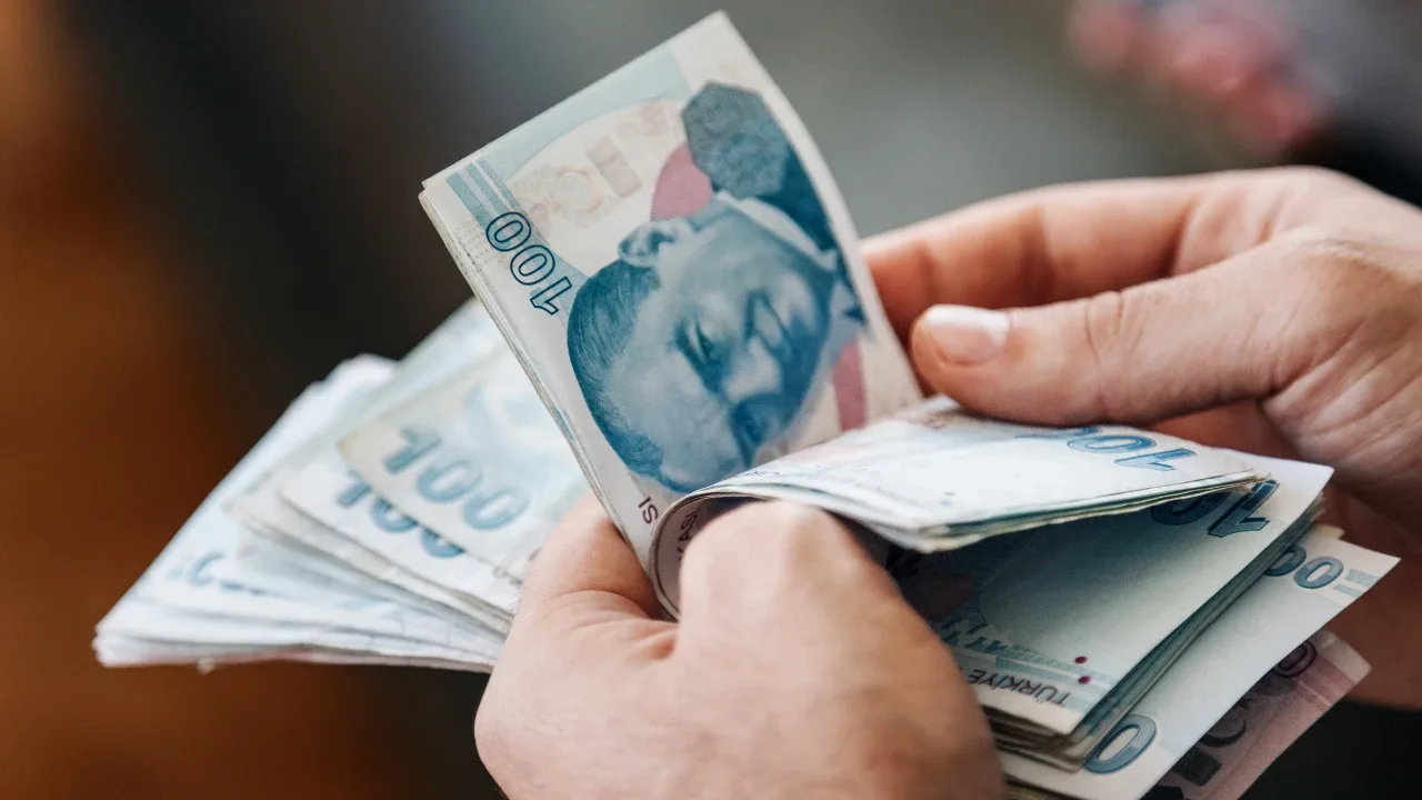Kademeli emeklilik ne zaman çıkacak?Kademeli emekliliğin ne zaman yürürlüğe gireceğine ilişkin açıklanmış resmi bir tarih bulunmuyor.Yeni bir düzenlemenin hayata geçmesi için kanun teklifinin TBMM'deki yasama sürecinden geçmesi ve kabul edilerek yürürlüğe girmesi gerekiyor. Bu nedenle sosyal medyada paylaşılan kesin tarih ve yaş tablolarının mevcut mevzuat açısından resmi bir karşılığı bulunmuyor.