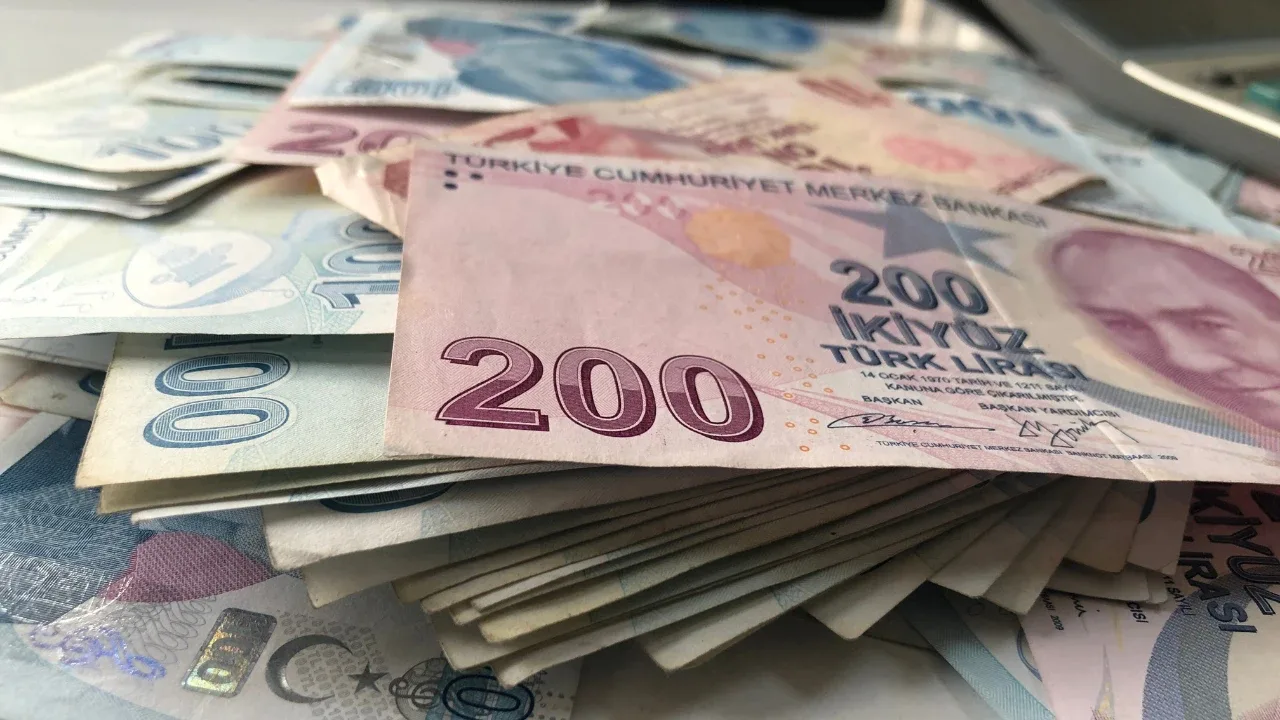 Kademeli emeklilik teklifi Meclis'te mi?TBMM'de kademeli emeklilik taleplerini içeren çeşitli çalışmalar bulunuyor. Örneğin 2026'da kademeli emeklilik düzenlemesi yapılması yönündeki taleplere ilişkin yazılı soru önergesi Çalışma ve Sosyal Güvenlik Bakanı Vedat Işıkhan'a yöneltildi ve önergeye 17 Ağustos 2026'da cevap verildi.Ayrıca 8 Eylül 1999 sonrası işe başlayanlara kademeli emeklilik hakkı verilmesine yönelik başka bir yazılı soru önergesi de 30 Ocak 2026'da TBMM Başkanlığına sunuldu.Son olarak 4 Eylül 2026'da da aynı konuda yeni bir yazılı soru önergesi TBMM'ye sunuldu. Önergenin cevaplanma süreci devam ediyor.
