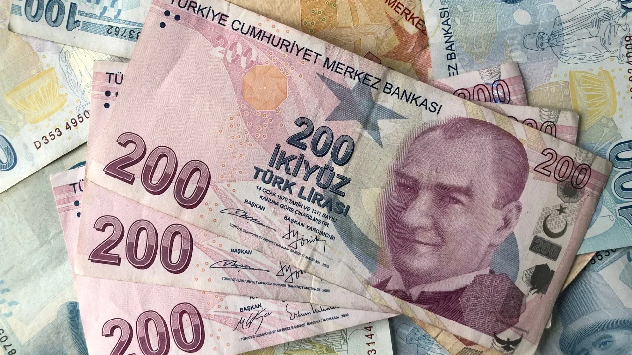 2026 kademeli emeklilik tablosu var mı?Kademeli emeklilik yasalaşmadığı için 2026 yılına ait resmi bir kademeli emeklilik yaş ve prim tablosu bulunmuyor.İnternette farklı yaş ve prim günlerini gösteren tablolar paylaşılırken, bunların yeni bir kanun yürürlüğe girmediği sürece resmi emeklilik şartı olarak değerlendirilmemesi gerekiyor.