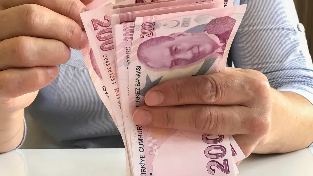 1999-2008 arası sigorta girişi olanlar nasıl emekli olacak?8 Eylül 1999 ile 30 Nisan 2008 arasında ilk kez hizmet akdiyle sigortalı olan 4/a kapsamındaki kişiler için mevcut SGK kurallarında kadınlarda 58, erkeklerde 60 yaş ve 7 bin prim günü şartı bulunuyor. Alternatif olarak kadın ve erkeklerde 58 yaşın yanı sıra 25 yıllık sigortalılık süresi ve en az 4 bin 500 prim günü şartıyla da yaşlılık aylığına hak kazanılabiliyor.4/c kapsamındaki sigortalılarda ise aynı dönem için kadınlarda 58, erkeklerde 60 yaş ve 25 tam yıl prim şartı uygulanıyor.Dolayısıyla yeni bir kanun çıkmadığı sürece emeklilik hesabı, kişinin sigorta başlangıç tarihi, sigorta statüsü ve prim günlerine göre mevcut mevzuat üzerinden yapılmaya devam edecek.