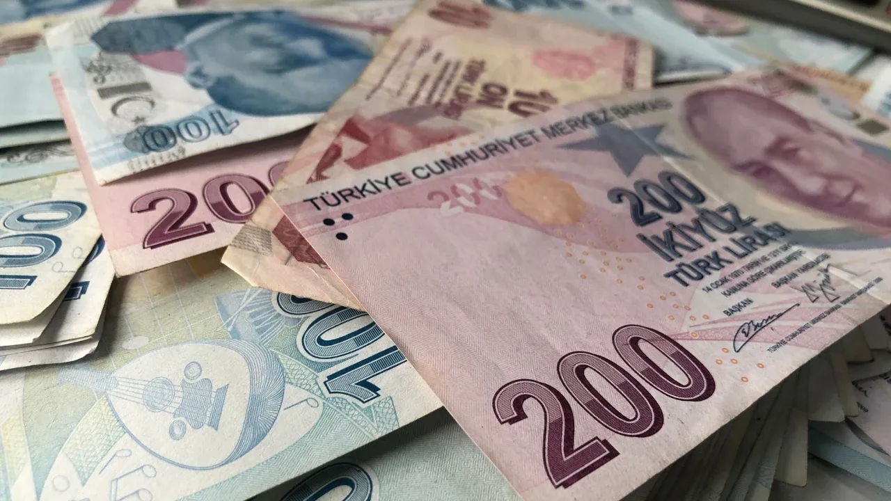 Kademeli emeklilik kimleri kapsayacak?Henüz yasalaşmış bir düzenleme olmadığı için kademeli emekliliğin kesin kapsamı da belli değil.TBMM'deki taleplerin önemli bölümünde 8 Eylül 1999 sonrası sigorta başlangıcı bulunan çalışanlar için kademeli geçiş önerileri gündeme geliyor. Ancak hangi tarihler arasında sigorta girişi bulunanların kapsama alınacağı, yaş ve prim şartlarının nasıl belirleneceği ancak yeni bir kanun düzenlemesiyle kesinleşebilir.