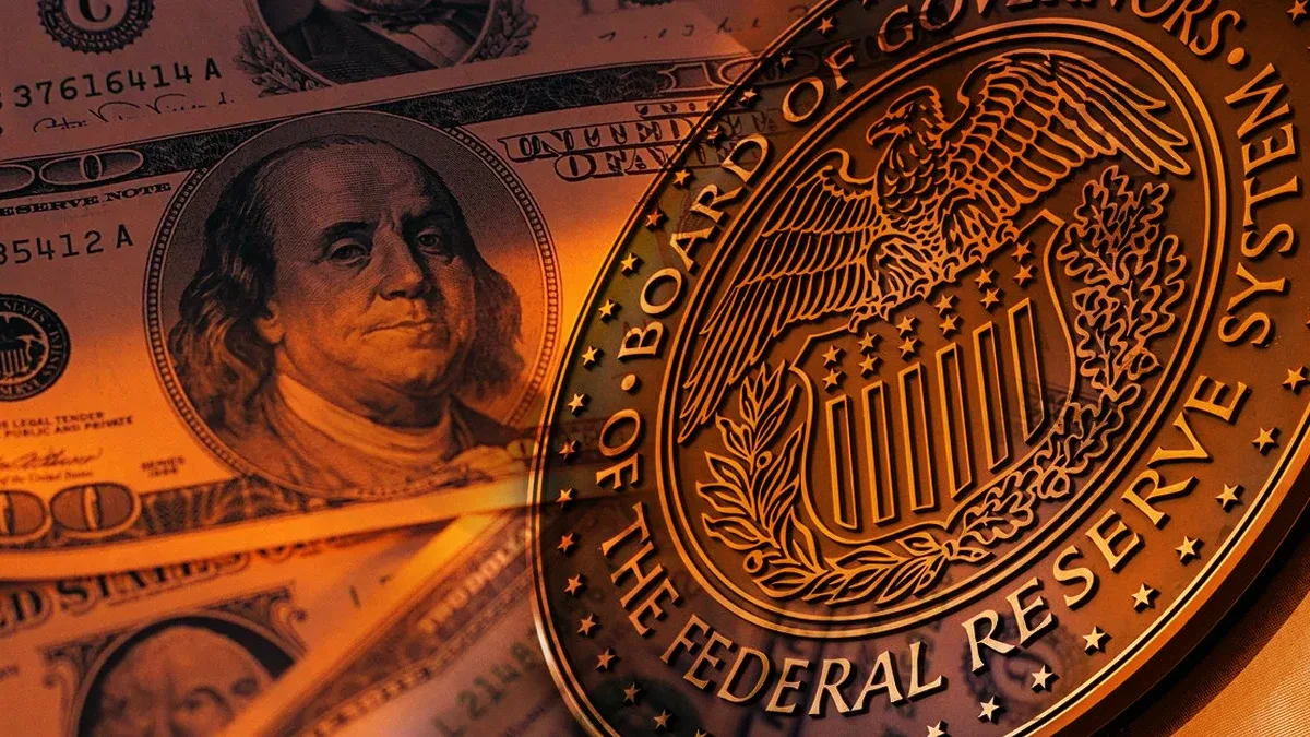 FED faiz kararı altın ve doları nasıl etkileyebilir?FED'in faiz kararı yalnızca ABD piyasaları açısından değil, küresel varlık fiyatları açısından da yakından takip ediliyor. Özellikle faiz kararının ardından dolar endeksi ve ABD tahvil getirilerindeki hareketlilik, altın fiyatlarının seyrinde etkili olabiliyor.Faiz artışı beklentisinin güçlenmesi son günlerde dolar ve tahvil getirilerini desteklerken, altın üzerinde de baskı oluşturdu. Reuters, 2 Eylül'de ons altının yükselen faiz beklentileri ve güçlü doların etkisiyle gerilediğini bildirdi.