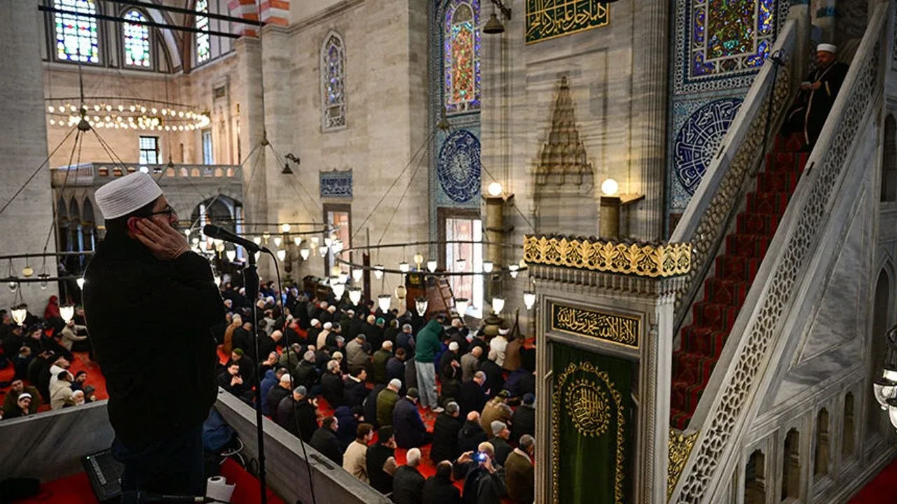 Cuma Namazı vakti ne zaman, kaza edilir mi?Cuma namazını eda edebilmek için öğle namazı vaktinin devam ediyor olması şarttır. Öğle namazı vakti çıktıktan sonra cuma namazının kılınması ya da kaza edilmesi caiz değildir. Vaktinde cuma namazını kılamayan veya kaçıran bir kişinin, yerine o günün öğle namazını 4 rekat farz olarak kaza etmesi gerekmektedir.