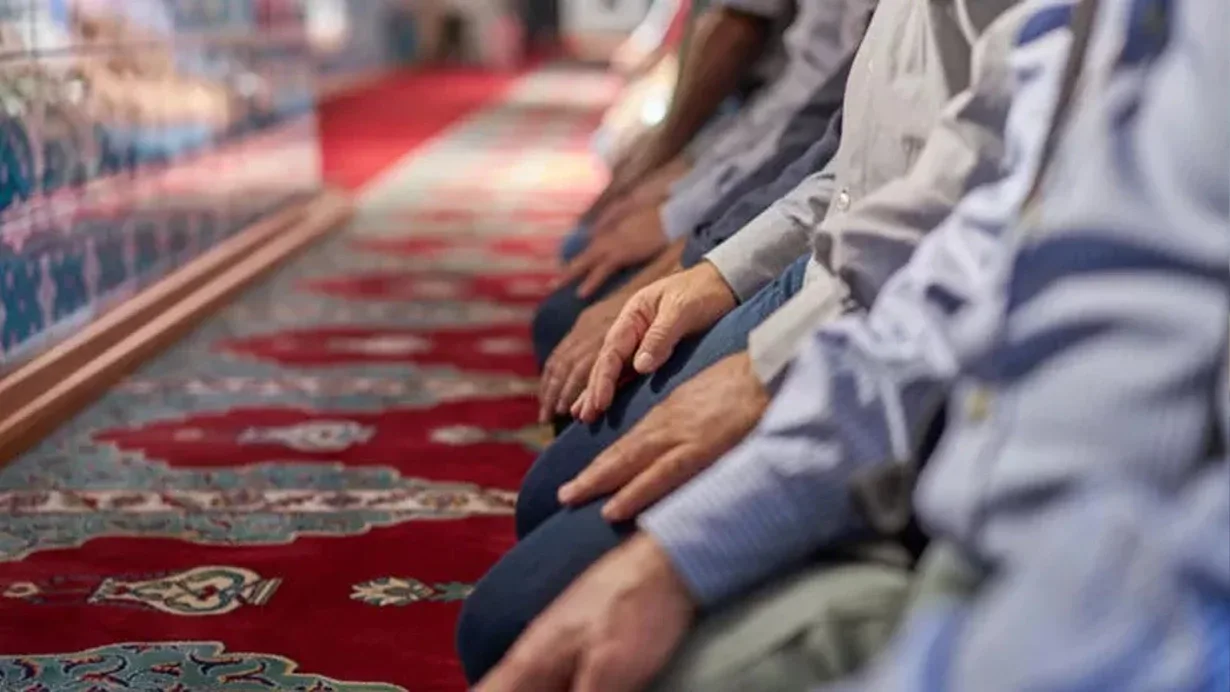 Cuma saatini kaçırmamak isteyen vatandaşlar; Diyanet İşleri Başkanlığı'nın resmi web sitesi, Diyanet Mobil uygulaması ve cami panolarındaki duyurulardan anlık vakitleri kontrol edebilir.
