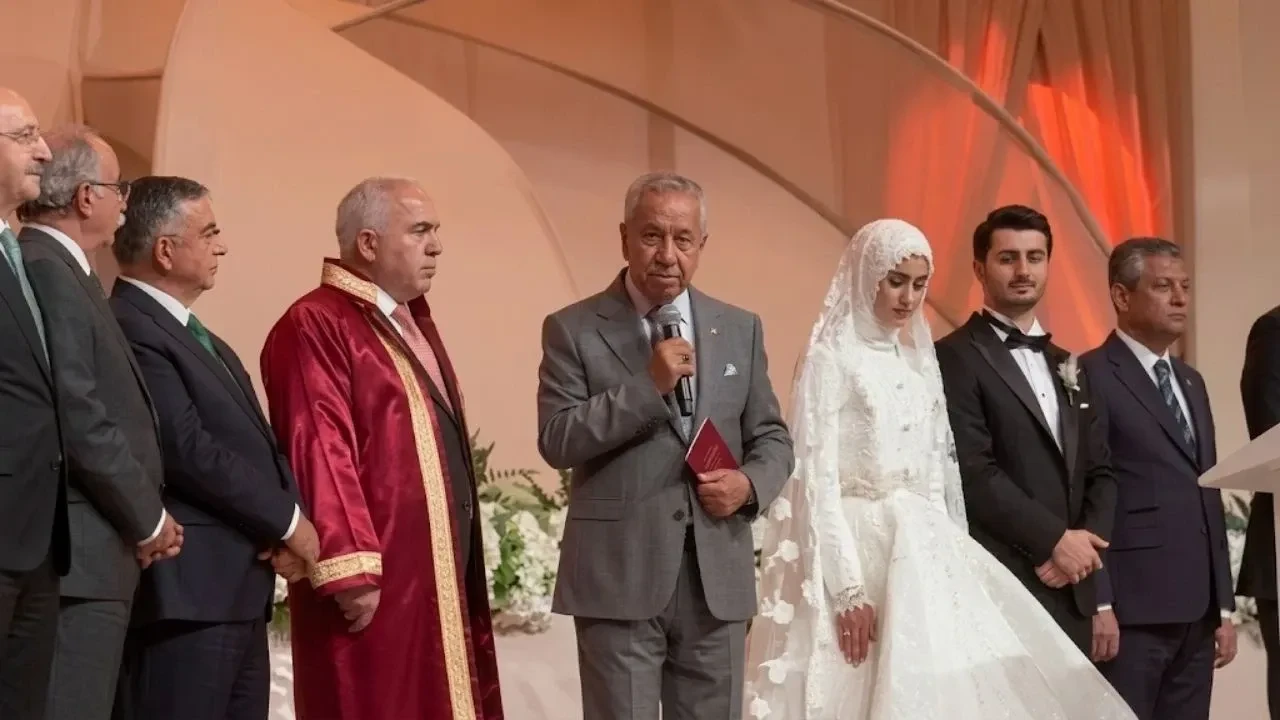 Cumhurbaşkanı Başdanışmanı Oktay Saral'dan Bülent Arınç'a sert sözler