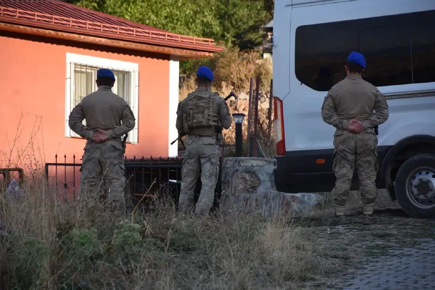 Büşra bebeğe ne oldu?Büşra Balıkçı, 10 Eylül'de ailesinin yaşadığı çadırda kayboldu. İhbarın ardından bölgeye AFAD ve jandarma ekipleri sevk edildi. Komandoların da katıldığı çalışmalarda iz takip köpekleri ve yapay zekâ destekli insansız hava aracı kullanıldı.Aramalar sırasında çadırdan yaklaşık 2 kilometre uzaklıkta Büşra'ya ait olduğu değerlendirilen bazı kıyafetler bulundu. Kırmızı tişört, pembe zıbın ve bezin bulunduğu bölgede yapılan ilk incelemelerde kıyafetlerde kan ya da yırtık izine rastlanmadığı aktarıldı.
