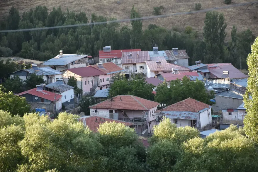 Anne önce bebeğin satıldığını öne sürdüSoruşturmanın ilk aşamasında anne Elif Balıkçı, kızının babası tarafından para karşılığında başka birine verildiğini iddia etti. Bu iddianın gerekçesi olarak da Yusuf Balıkçı'nın yaklaşık 1 milyon liralık banka borcunu gösterdi.Anne, bebeği alan kişinin ise bölgede görev yapan veteriner Mehmet Ç. olduğunu öne sürdü. Veteriner Mehmet Ç. hakkındaki iddialar daha sonra annenin verdiği yeni ifadeyle farklı bir boyut kazandı.Baba Yusuf Balıkçı ise kızının kaybolduğunu ve nerede olduğunu bilmediğini belirterek suçlamaları kabul etmedi.