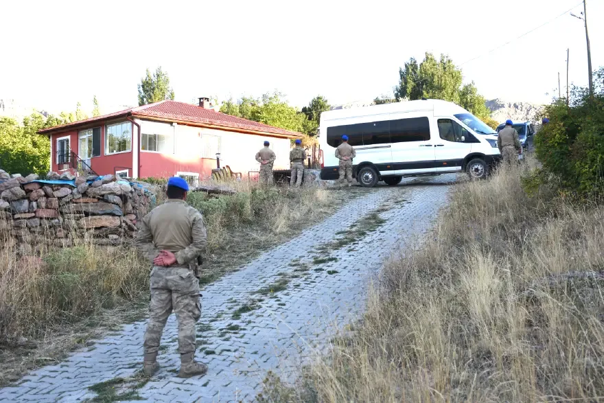 Elif Balıkçı ifadesini değiştirdiElif Balıkçı daha sonra savcılıkta yeniden ifade verdi. Önceki anlatımının gerçeği yansıtmadığını belirten anne, bu kez Büşra'nın babası tarafından öldürüldüğünü ve araziye bırakıldığını ileri sürdü.Balıkçı, önceki ifadesinde veteriner Mehmet Ç.'nin bebeği götürdüğünü söylemesinin de eşi ve görümcesinin baskısından kaynaklandığını iddia etti. Veterineri tanımadığını belirten anne, kendisine ne söylemesi gerektiğinin tarif edildiğini savundu.Yeni ifadesinde olay günü yaşananlara ilişkin de ayrıntılar veren Elif Balıkçı, eşinin Büşra'nın bulunduğu yatağın yanında olduğunu ve bebeğin sırtına sert şekilde vurduğunu gördüğünü anlattı.Anne, daha sonra hayvanlarla ilgilenmek için çadırdan ayrıldığını, geri döndüğünde Büşra'nın üzerinin battaniyeyle kapalı olduğunu ve uyuduğunu düşündüğünü söyledi. Bir süre sonra eşini bebeği kucağında çadırların üst tarafındaki bölgeye doğru götürürken gördüğünü iddia etti.
