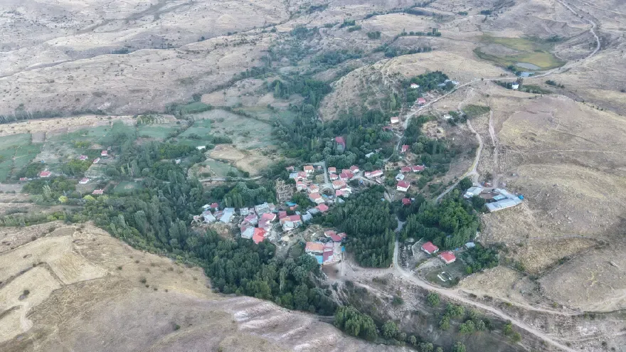 Büşra bebek öldü mü?Sivas'ın Divriği ilçesine bağlı Göndüren köyünde kaybolan 11 aylık Büşra Balıkçı'nın akıbetiyle ilgili soruşturma sürüyor. Bebeğin annesi Elif Balıkçı'nın savcılığa verdiği son ifadede kızının babası Yusuf Balıkçı tarafından öldürüldüğünü ileri sürmesi soruşturmanın seyrini değiştirdi.Ancak şu aşamada Büşra bebeğin öldüğünü kesin olarak ortaya koyan bir bulgu bulunmuyor. Annenin gösterdiği bölgede gerçekleştirilen aramalarda bebeğin cansız bedeni bulunamadı. Arama çalışmaları ekipler tarafından devam ettiriliyor.