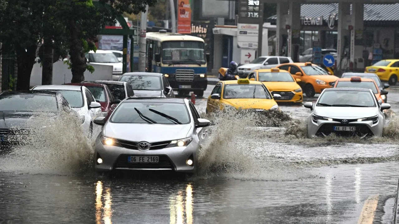 Ankara'da kuvvetli sağanak bekleniyorMeteoroloji Genel Müdürlüğü'nün Ankara için yayımladığı tahminlerde 17 Eylül Perşembe günü parçalı ve çok bulutlu hava ile birlikte aralıklı sağanak ve gök gürültülü sağanak yağış öngörülüyor. Yağışların bazı bölgelerde yerel olarak kuvvetli olması bekleniyor.Meteorolojik uyarıda kuvvetli yağışla birlikte sel, su baskını, yıldırım, yerel dolu, yağış sırasında kuvvetli rüzgar ve ulaşımda aksamalar gibi olumsuzluklara karşı dikkatli olunması gerektiği belirtiliyor.Özellikle günün ilerleyen saatlerinde yağışın etkisini artırması beklenirken, öğrencilerin ve velilerin ulaşım sırasında hava koşullarını takip etmesi önem taşıyor.