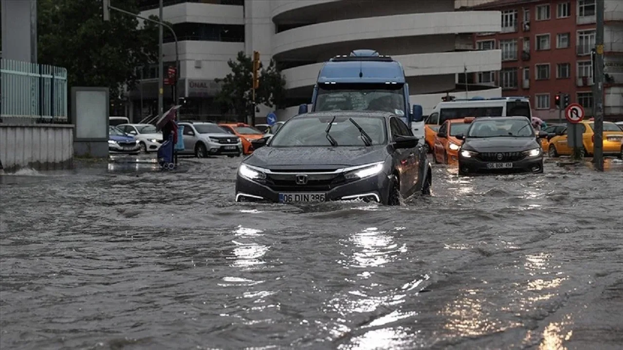 17 Eylül Ankara hava durumu nasıl olacak?Ankara'da 17 Eylül Perşembe günü yağışlı ve çok bulutlu bir hava bekleniyor. MGM'nin güncel tahminleri gün içerisinde değişebileceğinden, öğrencilerin ve velilerin özellikle kuvvetli yağış uyarılarını takip etmesi gerekiyor.