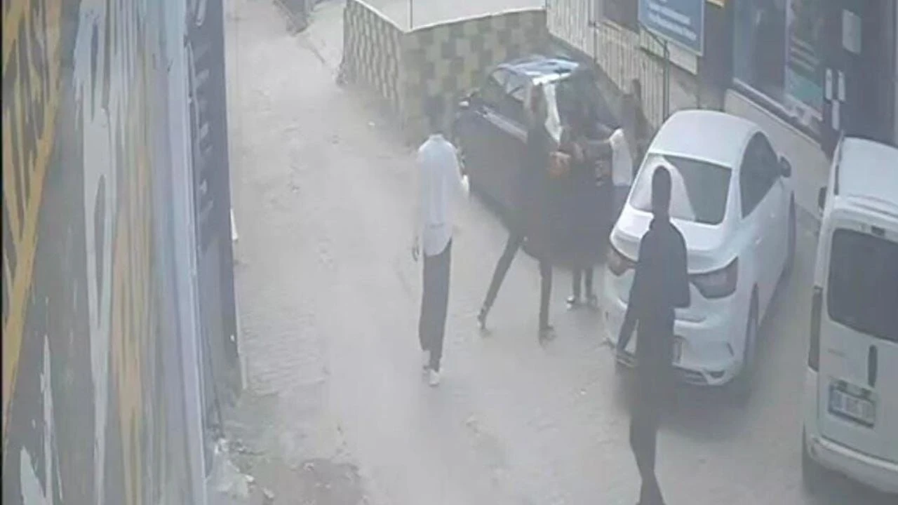 Darbedilen kadını kurtarmak isterken bıçaklandı