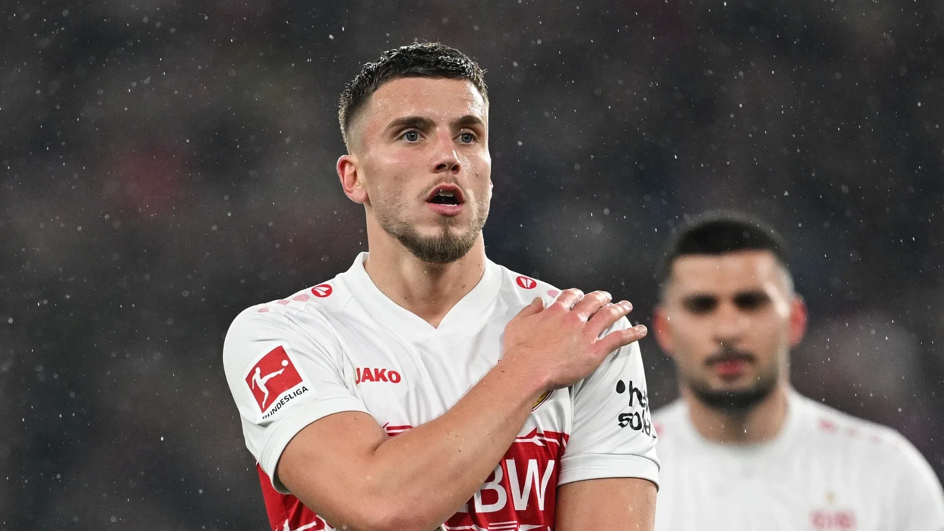 Tek ilgilenen Galatasaray değilÖte yandan Demirovic’i sadece Galatasaray istemiyor. İtalyan devlerinden Juventus ve Milan’ın yanı sıra İngiliz ekibi Leeds United’da 28 yaşındaki futbolcuyu kadrosuna katmak istiyor.