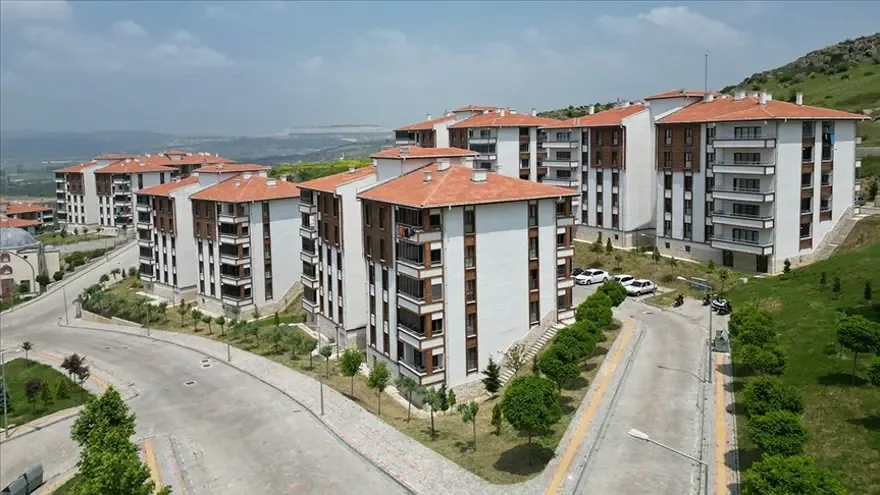 Kentsel dönüşüm sonuçları nasıl öğrenilir?TOKİ'nin resmi internet sitesinde yer alan Duyurular bölümünden İstanbul ve ilgili ilçe seçilerek projelere ilişkin güncel ilanlar kontrol edilebilir. TOKİ, satış ve kura duyurularını il ve ilçe bazında yayımlıyor.