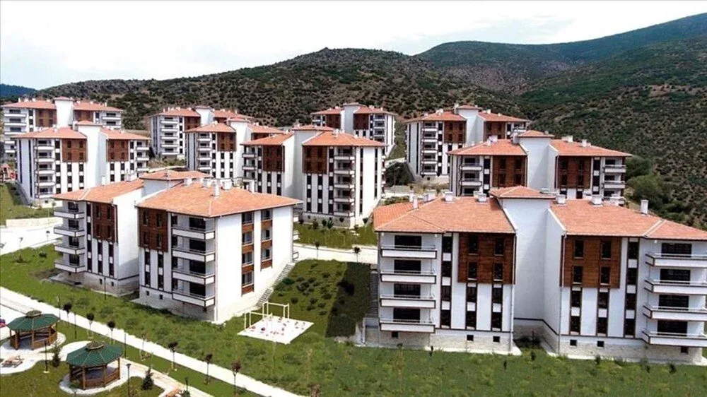 Kentsel dönüşüm sonuçları açıklandığında hak sahipleri, kendileriyle ilgili sonuç ve konut belirleme bilgilerini Kentsel Dönüşüm Başkanlığı'nın resmi kanallarından kontrol edebilir. Sosyal konut ve diğer TOKİ projelerinde de kurum, başvuru ve kura süreçlerine ilişkin bilgileri resmi internet sitesi üzerinden duyuruyor.KENTSEL DÖNÜŞÜM SORGULAMA İÇİN TIKLAYIN