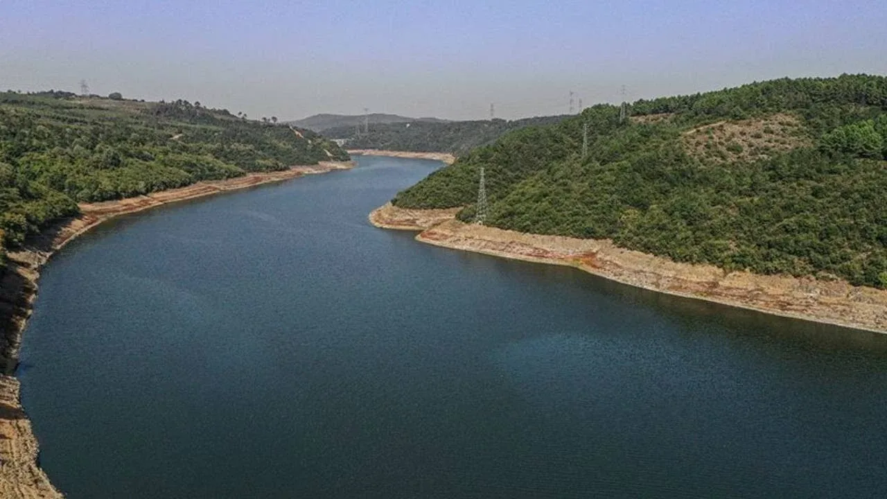 İstanbul Barajlarında son durum ne?Kentin içme suyu ihtiyacını karşılayan barajlardaki su seviyelerinde farklılıklar göze çarpıyor. Açıklanan son ölçümlere göre en yüksek su seviyesi yüzde 65,04 ile Elmalı Barajı'nda ölçülürken, en düşük seviye ise yüzde 3,69 ile Pabuçdere Barajı'nda tespit edildi.