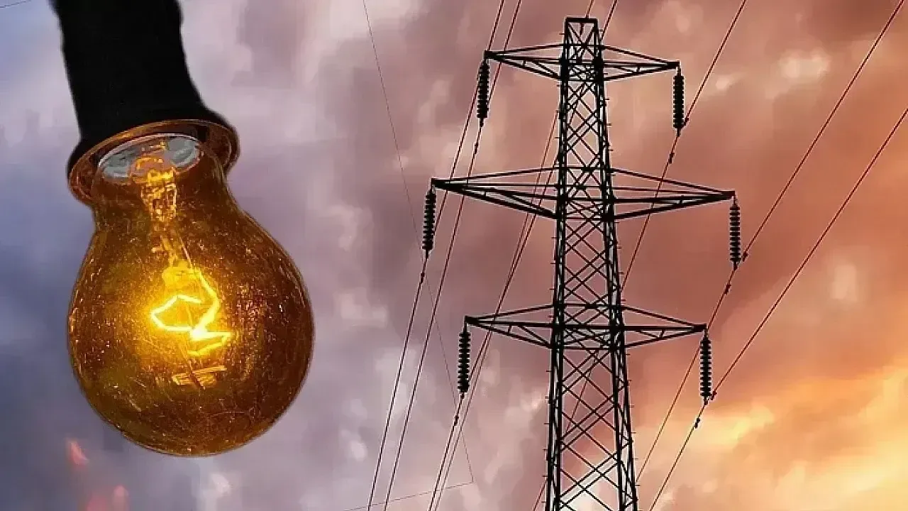 Elektrikler saat kaçta gelecek?Dağıtım şirketleri BEDAŞ ve AYEDAŞ tarafından yapılan bilgilendirmede, çalışmaların planlanan saatten önce tamamlanması durumunda abonelere duyurulan süreden daha erken elektrik verilebileceği ifade edildi. Yetkililer, çalışmalar sırasında elektrikli aletlerin zarar görmemesi adına prizden çekilmesi yönünde uyarılarda bulundu.