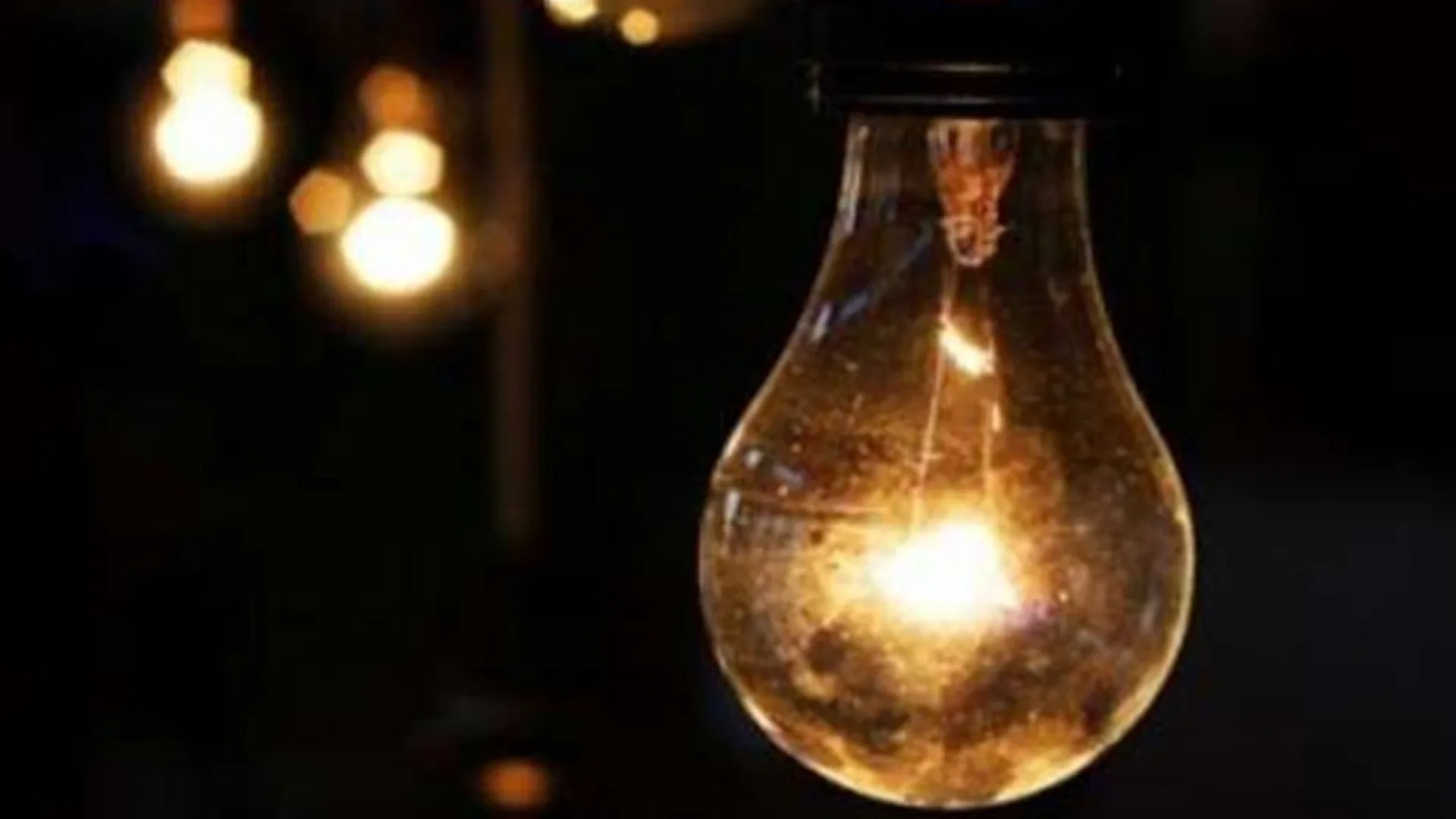 Toplam tutar yerine kWh tüketimine de bakılmalıSayaç ve tarife bilgilerinde sorun görülmüyorsa faturadaki toplam elektrik tüketiminin önceki dönemlerle karşılaştırılması gerekiyor.EPDK’ya göre tüketim miktarının artması veya tüketim döneminin uzaması faturanın yükselmesine neden olabiliyor. Bu nedenle faturadaki TL tutarının yanı sıra kaç kWh elektrik kullanıldığı da kontrol edilmeli.Önceki dönemle benzer sayıda günü kapsayan bir faturada tüketilen kWh miktarı belirgin biçimde artmışsa elektrik kullanımındaki değişikliklerin incelenmesi artışın kaynağını ortaya koyabilir.