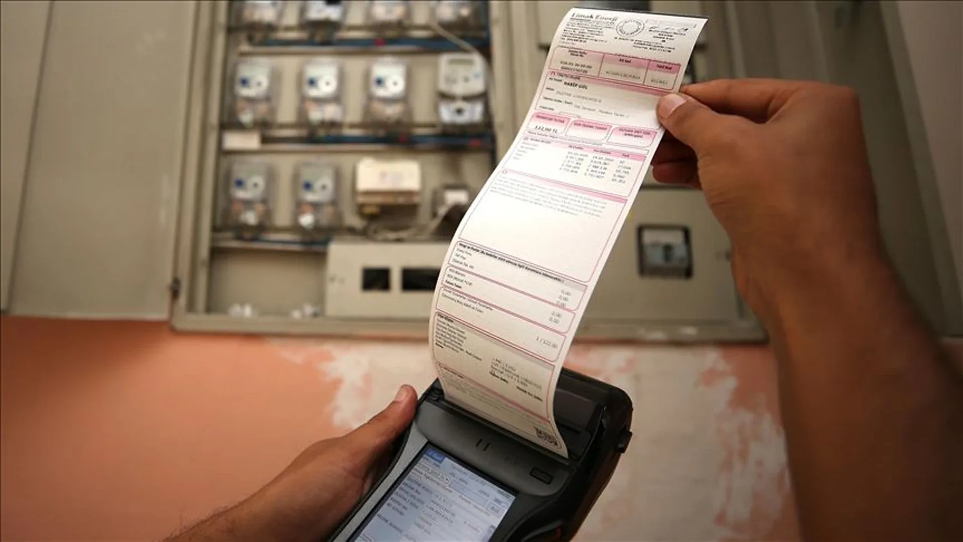 Elektrik faturasına hangi durumlarda itiraz edilebilir?EPDK, bazı durumları faturalandırma hatası kapsamında değerlendiriyor. Bunlar arasında:Sayacın hatalı okunmasıYanlış tarifenin uygulanmasıTüketim miktarının hatalı hesaplanmasıTüketim bedelinin yanlış hesaplanmasıMükerrer ödeme bildirimiyer alıyor.Bu durumlardan birinin bulunduğunu düşünen tüketici, faturayı düzenleyen görevli tedarik şirketine başvurabiliyor.