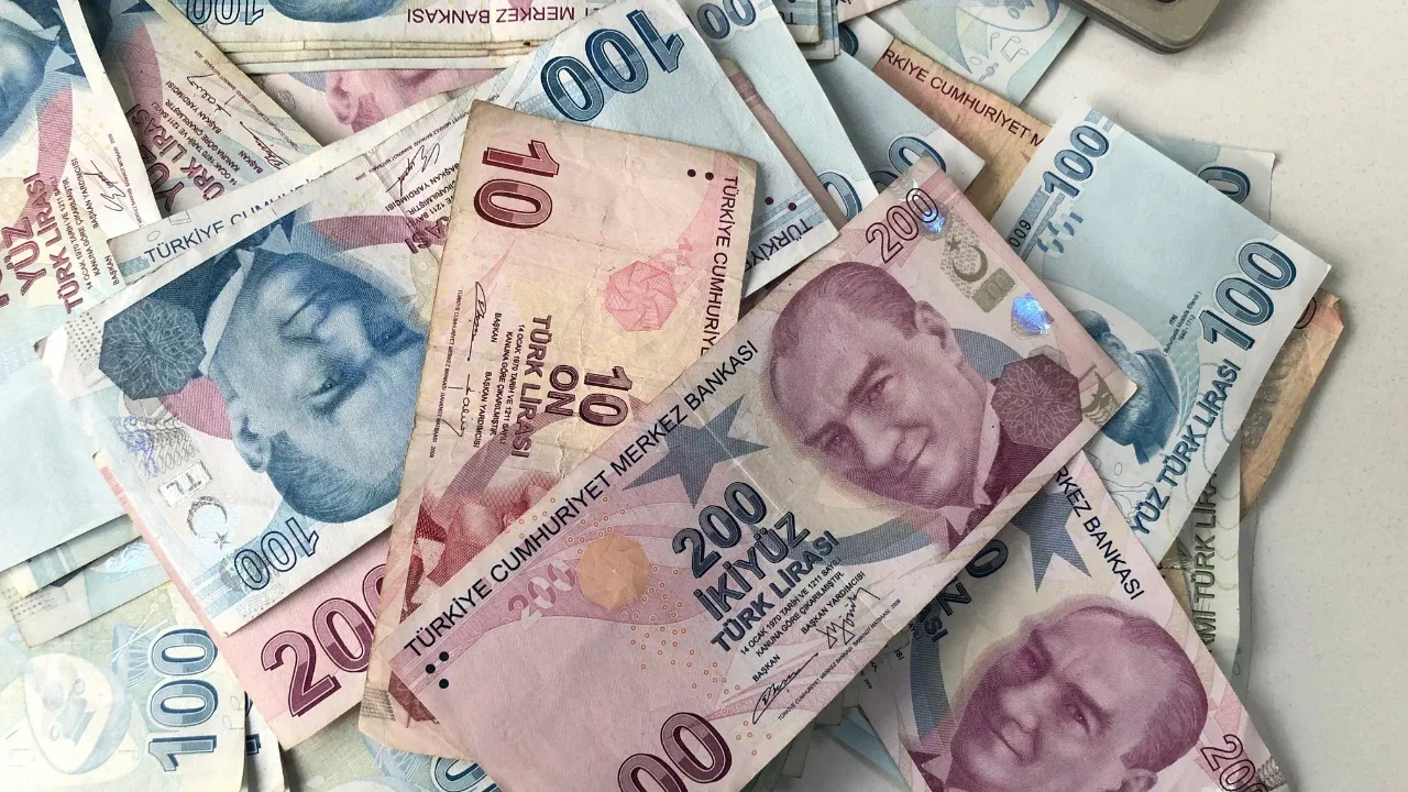 Zam oranı için yüzde 10-13 tahminiTGRT Haber'e konuşan Bayram'ın yüzde 10'luk artış senaryosuna göre en düşük SSK ve Bağ-Kur emekli aylığının 25 bin TL civarına çıkabileceğini belirtti.