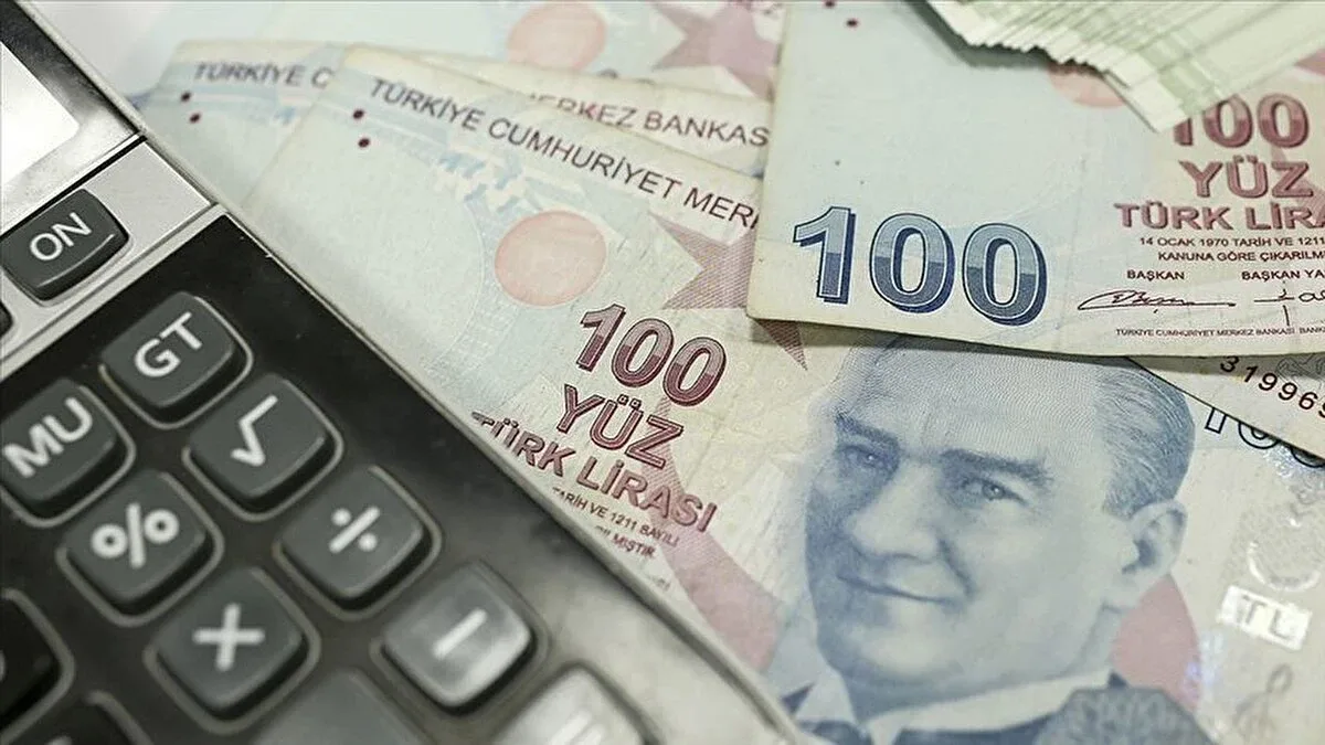 Memur emeklisi 34 bin, memur maaşı 75 bin TLMemur ve memur emeklileri için toplu sözleşme artışını da hesaba katan Bayram, yaklaşık yüzde 8'lik zam farkı öngördü. Bu senaryoda en düşük memur emeklisi aylığının 34 bin TL, en düşük memur maaşının ise 75 bin TL civarına çıkabileceğini ifade etti.