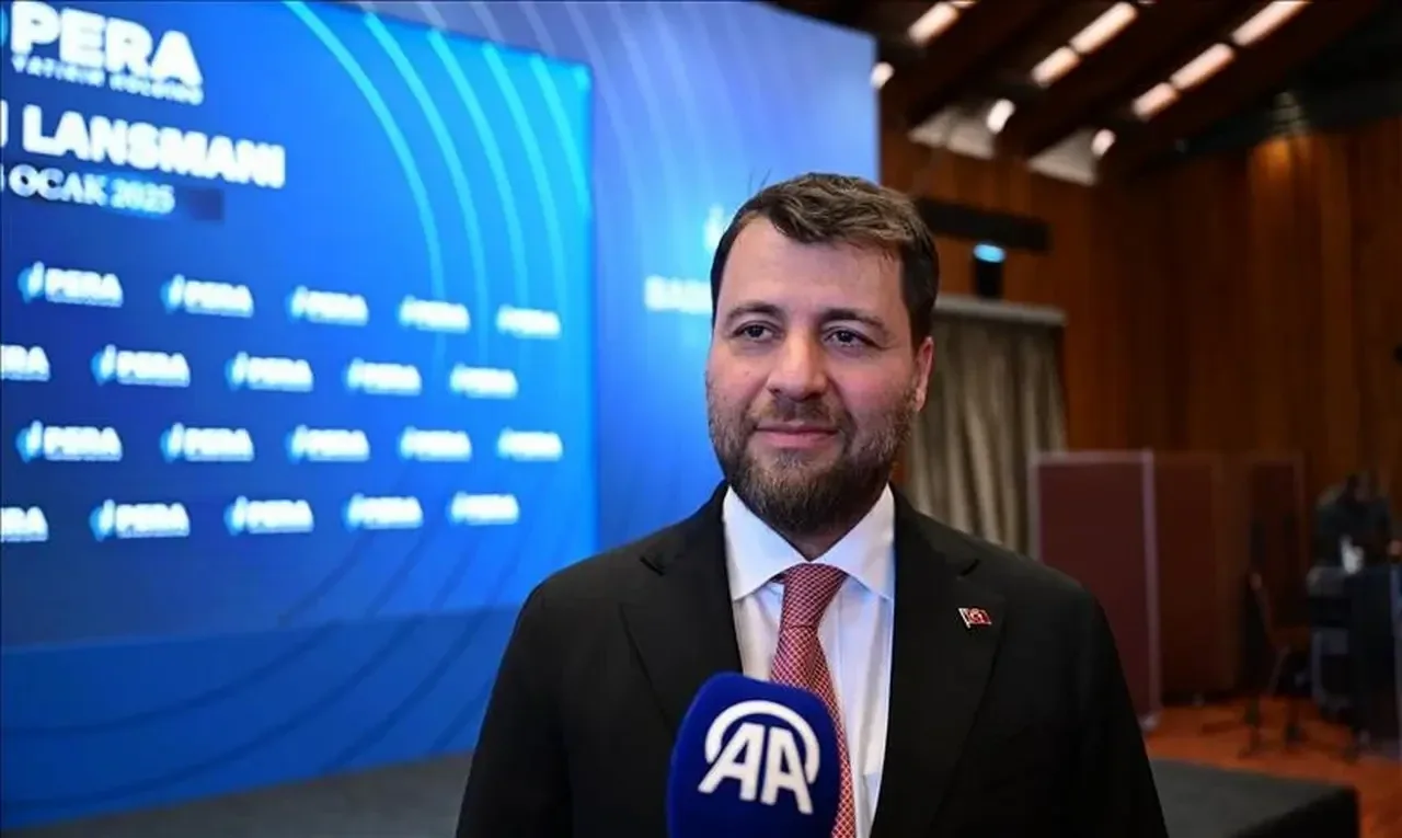 Pusula Finans ve Katılımevim sürecinde neler oldu?Emre Tezmen, son dönemde özellikle tasarruf finansman ve holding devir hamleleriyle piyasada yoğun şekilde konuşuluyordu. Pusula Finans Holding ve Katılımevim bünyesinde yaşanan üst düzey yönetim değişikliklerinin akabinde Tezmen, Katılımevim Yönetim Kurulu Başkanlığı koltuğuna oturmuştu. Eş zamanlı olarak Pusula Finans Holding'in Tera Grubu çatısı altına devredilmesine ilişkin operasyon başlatılmış ve bu devir sürecinin ilgili düzenleyici ve denetleyici kurulların onay ile izin aşamasında bulunduğu kamuoyuna duyurulmuştu.