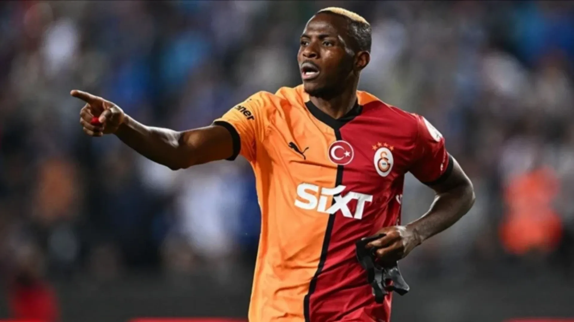Yaşanan bu mekanik dengesizlik nedeniyle Osimhen'in sağ tarafından sakatlanma ihtimalinin çok yüksek olduğunu önceden fark ettiğini ve futbolcuya sosyal medyadan uyarı mesajı attığını ancak dönüş alamadığını belirtti.