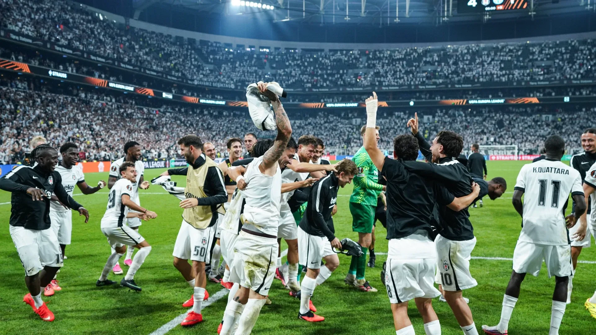 Türkiye 5100 puana yükseldiUEFA Avrupa Ligi'nde Olimpik Marsilya karşısında sahadan galibiyetle ayrılan Beşiktaş, Türkiye'nin hanesine 0.400 puan daha yazdırdı. 2026-2027 sezonunda Galatasaray, Fenerbahçe, Beşiktaş ve Trabzonspor'un Avrupa sahnesinde çıktığı toplam 17 karşılaşmada 10 galibiyet ve 3 beraberlik elde eden Türkiye, sezon genelinde topladığı puanı 5.100'e yükseltti.