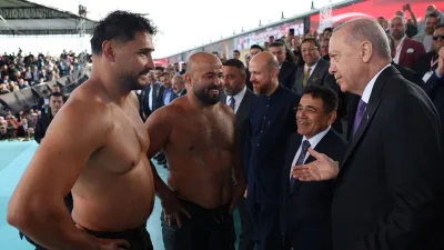Erdoğan, Yağlı Güreş Cumhurbaşkanlığı Kupası finallerinde Davutoğlu'nu tebrik etti!