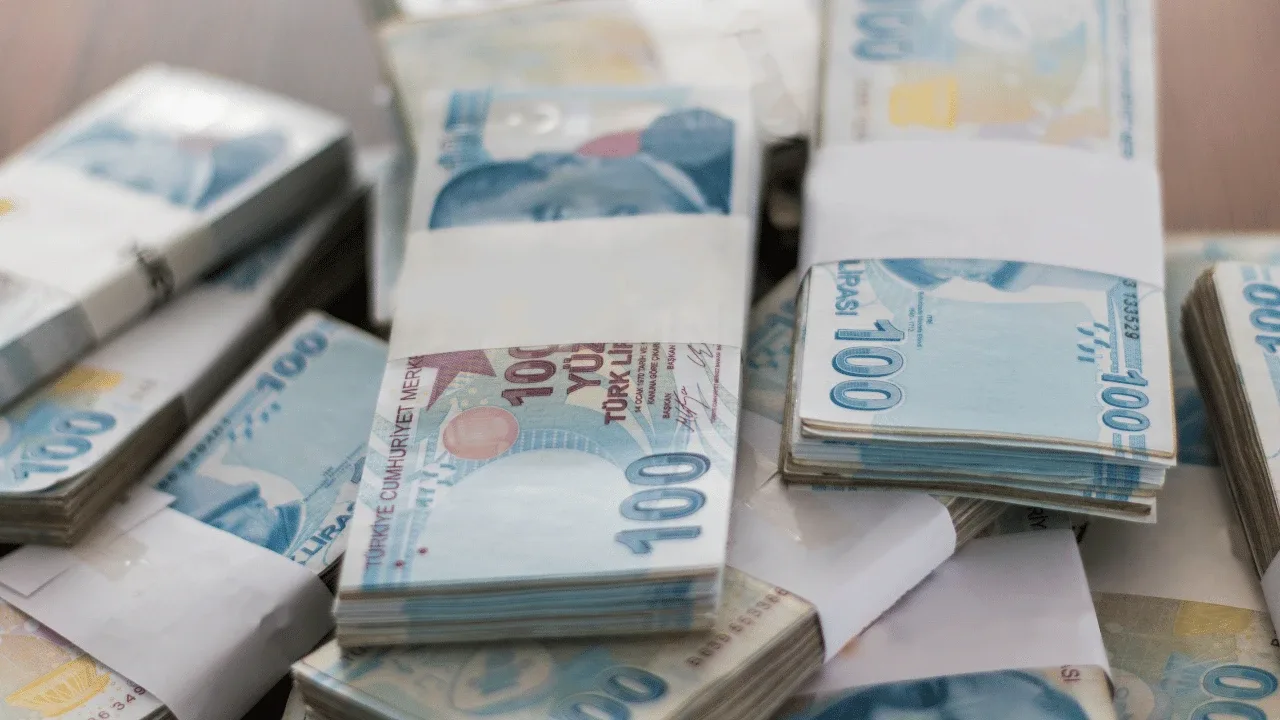 Birinci senaryoTürkiye Cumhuriyet Merkez Bankası'nın yüzde 28'lik yıl sonu enflasyon tahmininin gerçekleşmesi durumunda, 2026'nın ikinci yarısındaki 6 aylık enflasyonun yüzde 8,70 olması bekleniyor.Bu durumda memur ve memur emeklileri için yüzde 1,59 oranında enflasyon farkı oluşuyor. Toplu sözleşme artışı da eklendiğinde toplam zam oranı yüzde 6,67'ye ulaşıyor.