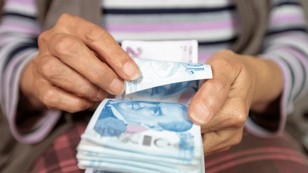 İkinci senaryoOrta Vadeli Program'daki yüzde 28,4'lük yıl sonu enflasyon tahminine göre 6 aylık enflasyon yüzde 9,04 olarak hesaplanıyor.Bu senaryoda memur ve memur emeklileri için yaklaşık yüzde 1,91 oranında enflasyon farkı oluşurken, toplu sözleşme artışıyla birlikte toplam zam yaklaşık yüzde 7 seviyesine geliyor.