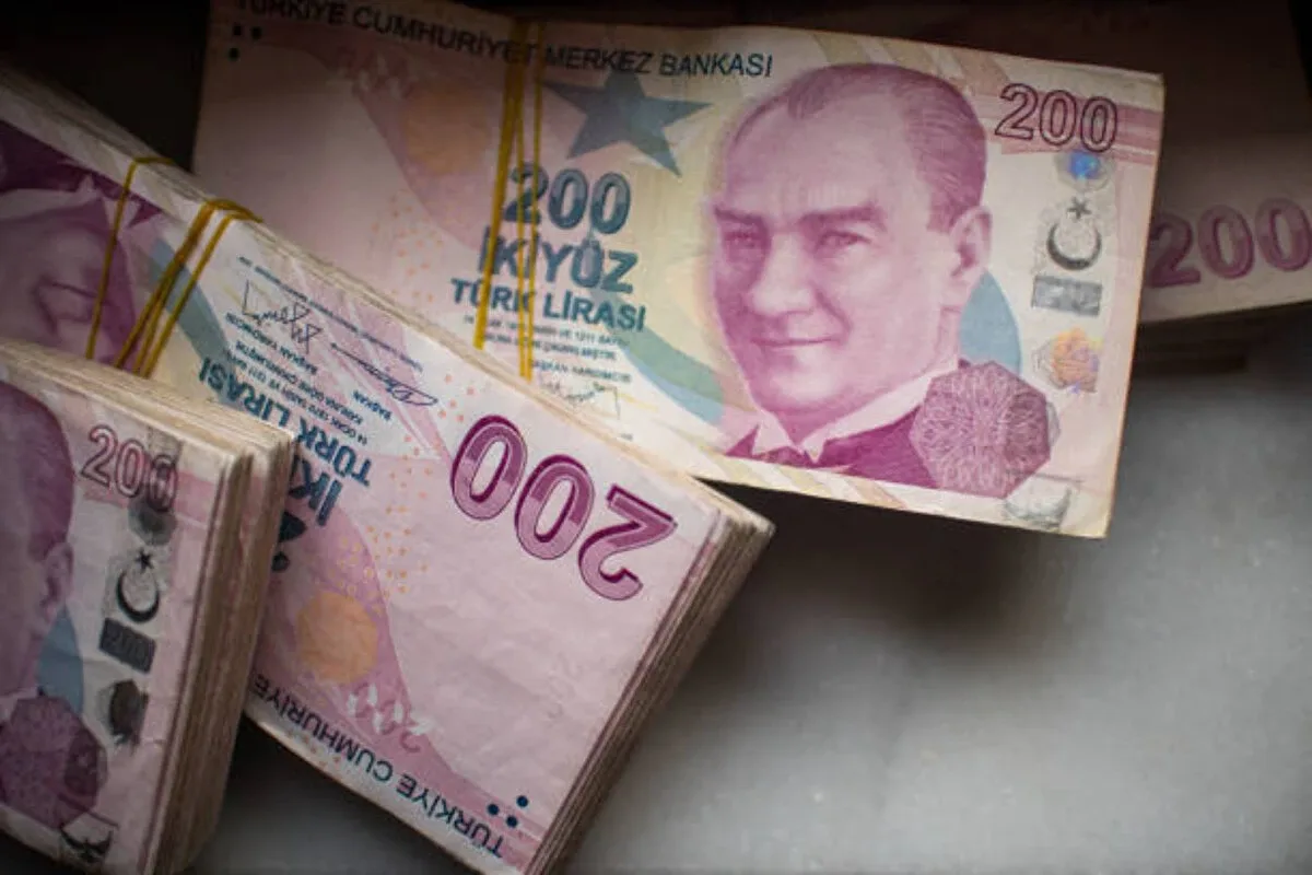 Üçücü senaryoMerkez Bankası'nın Piyasa Katılımcıları Anketi'ndeki yüzde 29,61'lik yıl sonu enflasyon beklentisinin gerçekleşmesi halinde, 6 aylık enflasyonun yüzde 10,06 seviyesinde olması bekleniyor.Bu durumda memur ve memur emeklilerinin yaklaşık yüzde 2,86 oranında enflasyon farkı alması ve toplu sözleşme artışıyla birlikte toplam zammın yüzde 8,01'e ulaşması öngörülüyor.