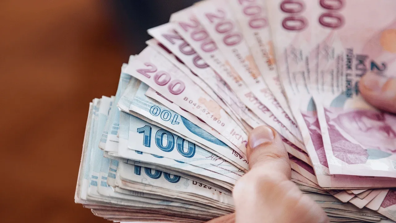 Dördüncü senaryoFinansal Kurumlar Birliği ile İstanbul Üniversitesi iş birliğiyle hazırlanan Ekonomik Görünüm Endeksi'ndeki yüzde 30,32'lik yıl sonu enflasyon tahmini de hesaplamalarda ayrı bir senaryo olarak yer alıyor.Bu tahminin gerçekleşmesi halinde 6 aylık enflasyon yüzde 10,67 seviyesinde hesaplanıyor. Memur ve memur emeklilerinin toplam zam oranı ise yaklaşık yüzde 8,60'a çıkıyor.