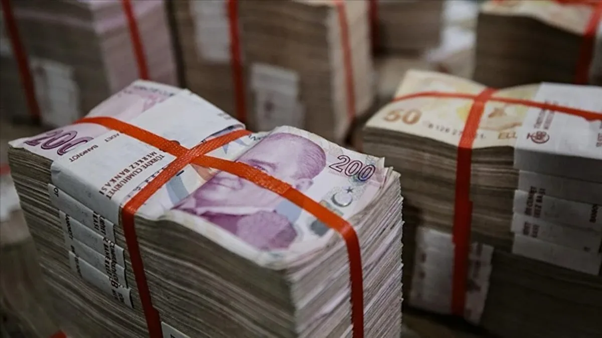 En düşük emekli maaşı ne kadar olacak? (2027)Halen 23 bin 552 lira olan en düşük SSK ve Bağ-Kur emekli aylığı için dört farklı senaryoya göre yapılan hesaplamalar, maaşın yaklaşık 25 bin 600 ila 26 bin 65 lira arasında olabileceğine işaret ediyor.Yüzde 8,70'lik artış gerçekleşirse en düşük aylığın yaklaşık 25 bin 601 liraya, yüzde 9,04'lük artışta 25 bin 681 liraya yükselmesi bekleniyor.Piyasa beklentisi doğrultusunda yüzde 10,07'lik artış gerçekleşmesi halinde en düşük aylık yaklaşık 25 bin 921 liraya, yüzde 10,67'lik senaryoda ise yaklaşık 26 bin 65 liraya çıkıyor.