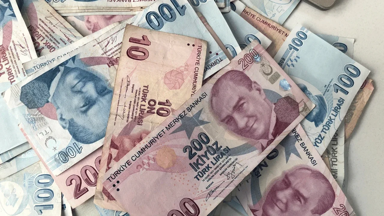 Temmuz itibarıyla 70 bin 224 lira olan en düşük memur maaşı üzerinden yapılan hesaplamalarda da farklı rakamlar ortaya çıkıyor.Yüzde 6,67 zam uygulanması halinde maaş yaklaşık 74 bin 908 liraya, yüzde 7 zamda 75 bin 141 liraya, yüzde 8,01 zamda 75 bin 849 liraya yükseliyor. Yüzde 8,60'lık artış gerçekleşirse en düşük memur maaşının yaklaşık 76 bin 263 liraya çıkması bekleniyor.Aynı senaryolara göre öğretmen ve polis memurlarının maaşlarının 100 bin lira seviyesine, hemşire maaşlarının 92 bin liraya, avukat maaşlarının 111 bin liraya ve şube müdürü maaşlarının 116 bin liraya yaklaşması hesaplanıyor. Uzman doktor ve profesör maaşlarının ise 200 bin liraya yaklaşabileceği öngörülüyor.