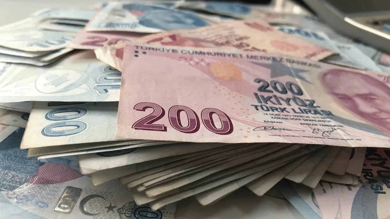 En düşük memur emeklisi maaşı ne olacak?Temmuz ayında 31 bin 527 lira 77 kuruş olan en düşük 4C'li emekli aylığının da zam oranına bağlı olarak yükselmesi bekleniyor.Yüzde 6,67'lik zam senaryosunda en düşük aylık yaklaşık 33 bin 631 liraya, yüzde 7'lik senaryoda 33 bin 735 liraya çıkıyor. Yüzde 8,01'lik artışta maaşın yaklaşık 34 bin 53 liraya, yüzde 8,60'lık artışta ise 34 bin 239 liraya ulaşması bekleniyor.