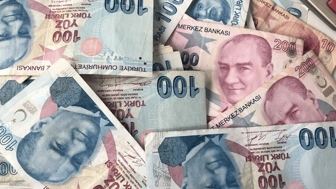 Öte yandan AK Parti MKYK toplantısında, Hazine ve Maliye Bakanı Mehmet Şimşek'in ekonomi sunumunda emeklilerin ekonomik durumuna yönelik alternatif çözüm ve destek modelleri de ele alındı.