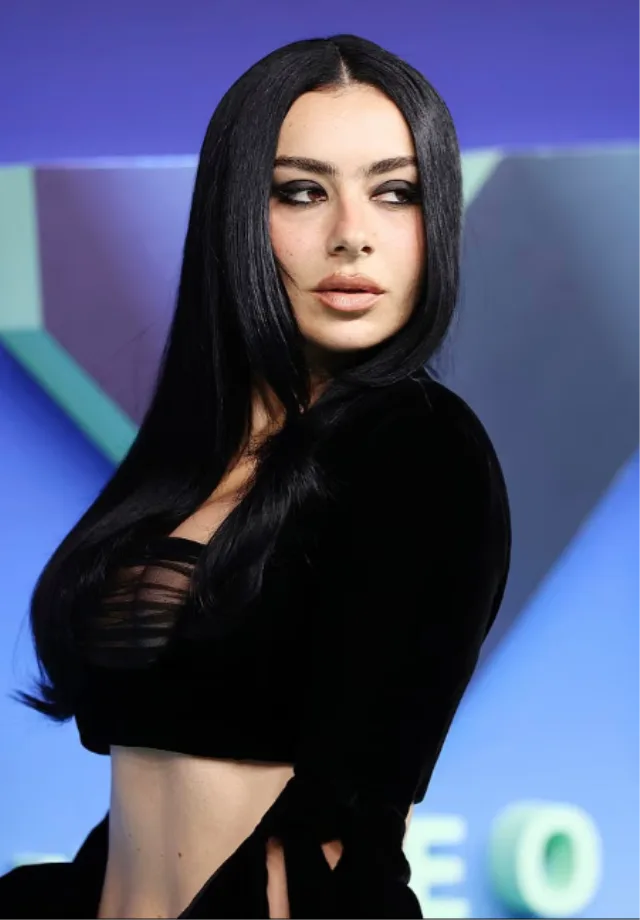 Kirmizi Halida Frikik Veren Sa 72371641 1673 1 M