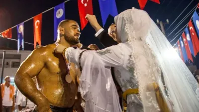 Görücü usulü tanıştılar, yağlı güreşli düğün yaptılar!
