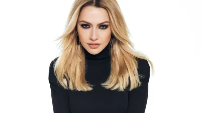 Hadise, konseri yarıda kesip, hayranının yanına koştu!