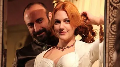 Halit Ergenç ve Meryem Uzerli'nin İmroz'da Bahar afişi yayınlandı