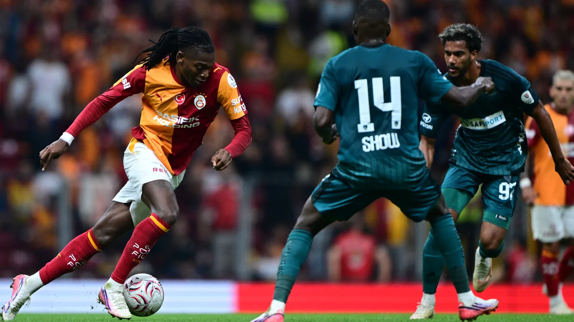 Sol kanat Leao'da olacakKocaelispor maçına ilk 11'de sahaya çıkan Rafael Leao'nun da sol kanatta görev yapması bekleniyor. Portekizli oyuncu Kocaelispor karşısında iyi bir performans ortaya koymuştu.