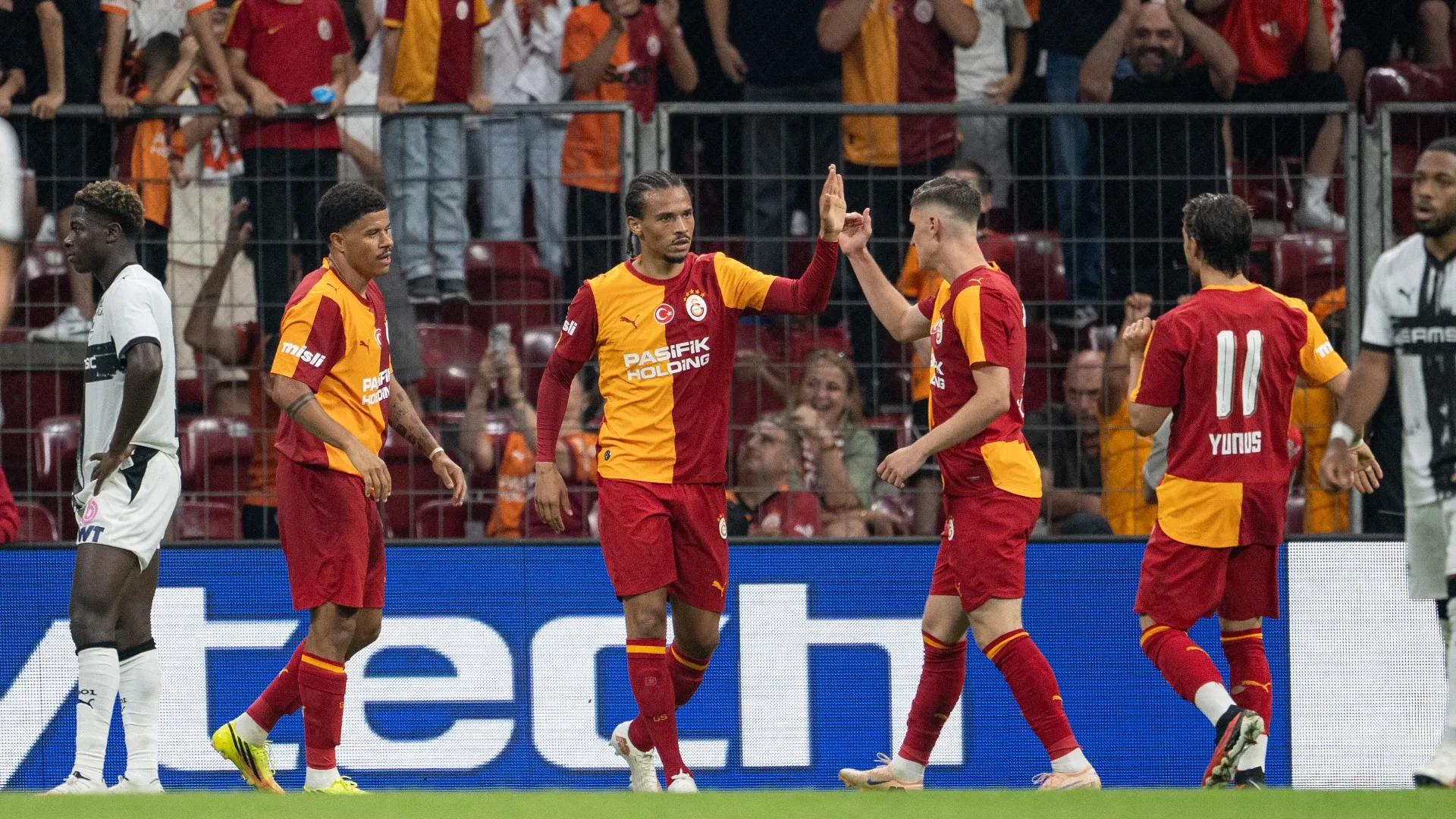 Galatasaray'ın muhtemel 11'iGalatasaray: Uğurcan, Sallai, Sanchez, Abdülkerim, Eren, Torreira, Sara, Batrakov, Leao, Yunus, Deniz.Trabzonspor-Galatasaray maçı ne zaman saat kaçta?Papara Park'ta oynanacak Trabzonspor-Galatasaray maçı yarın akşam saat 20:00'de başlayacak. Zorlu maç Bein Sports 1 ekranlarından naklen yayınlanacak.