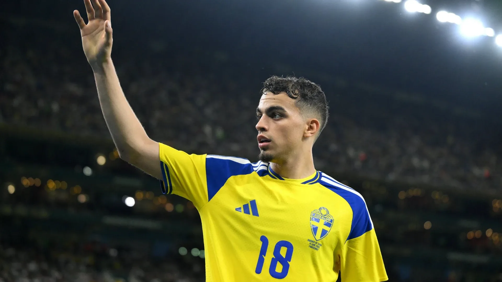 Galatasaray alamadı Fenerbahçe devredeYaz transfer döneminin son günlerinde Galatasaray'a da önerilen ancak İngiliz ekibiyle yürüttüğü sözleşme uzatma görüşmelerinden sonuç alamayan genç oyuncu için Fenerbahçe devreye girdi.