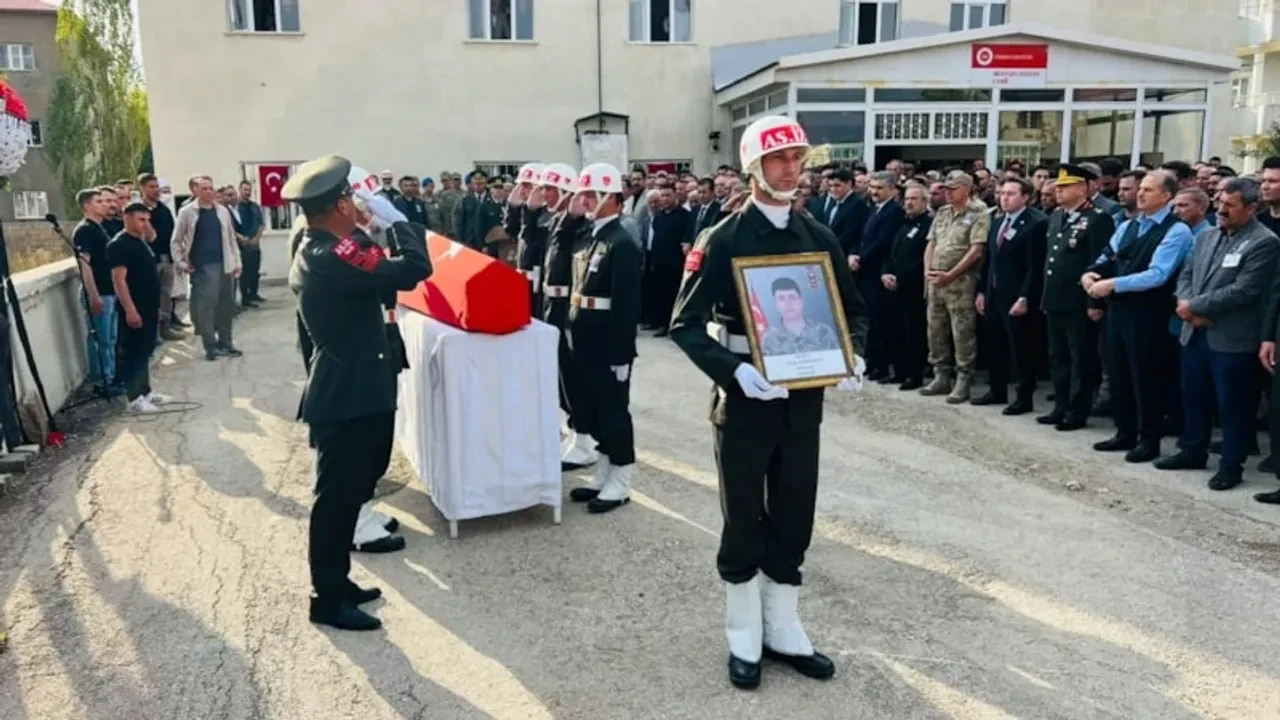 Iğdır'da şehit olan asker memleketi Hakkari'de defnedildi