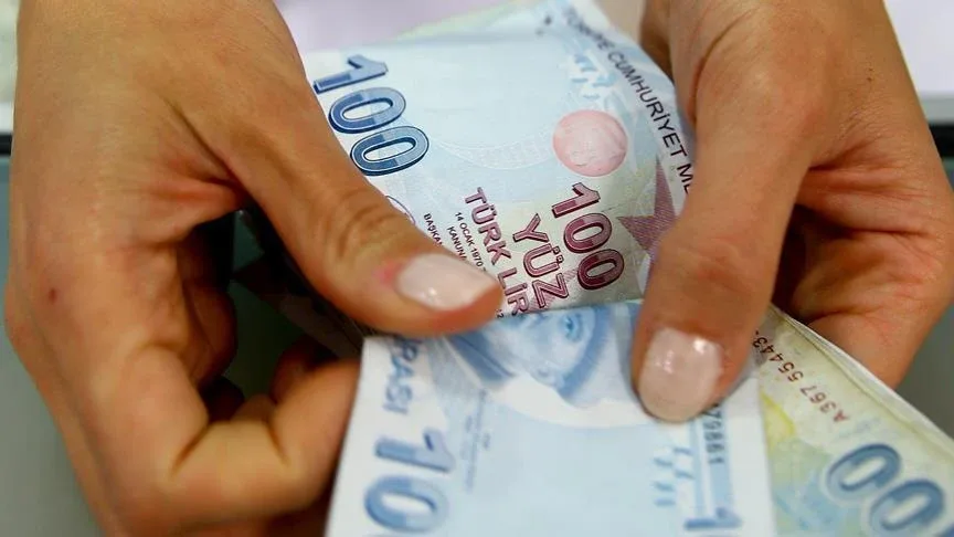 İlk bakılması gereken yer: Veraset ilamıMirasçı olup olmadığını öğrenmek isteyenler e-Devlet üzerinden Adalet Bakanlığı ve Türkiye Noterler Birliği tarafından sunulan “Veraset İlamı Sorgulama” hizmetlerini kullanabiliyor.Ancak veraset ilamının görülmesi, miras bırakan kişinin sahip olduğu tüm malvarlığının tek ekranda ortaya çıktığı anlamına gelmiyor. Mirasın kapsamını öğrenmek için farklı kurumların sunduğu hizmetlerden ayrı ayrı yararlanmak gerekiyor.