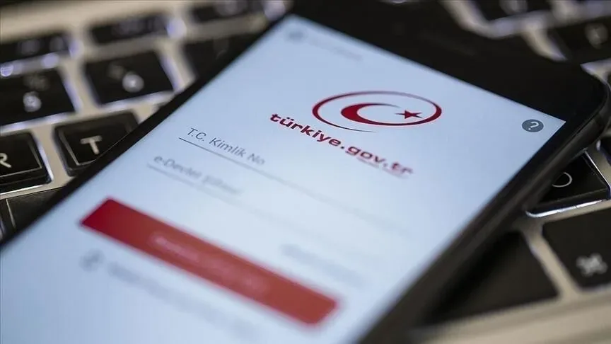 Vasiyetname kaydı da sorgulanabiliyorMiras işlemlerinde merak edilen başlıklardan biri de vasiyetname bulunup bulunmadığı. Adalet Bakanlığı tarafından e-Devlet'te sunulan “Sulh Hukuk Mahkemelerince Açılan Vasiyetname Sorgulama” hizmeti üzerinden ilgili kayıtlar kontrol edilebiliyor.Böylece mirasçılar açısından yalnızca yasal mirasçılık durumu değil, miras bırakan kişinin geride bıraktığı vasiyetnameye ilişkin kayıtlar da araştırılabiliyor.